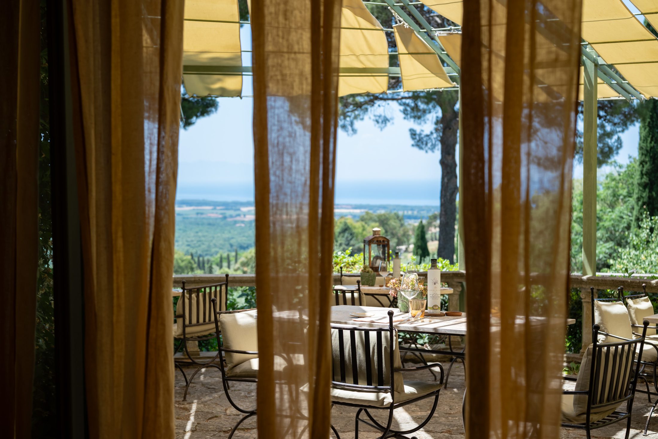 La terrazza del ristorante Il Sale tra le tende, con vista sulla campagna toscana
