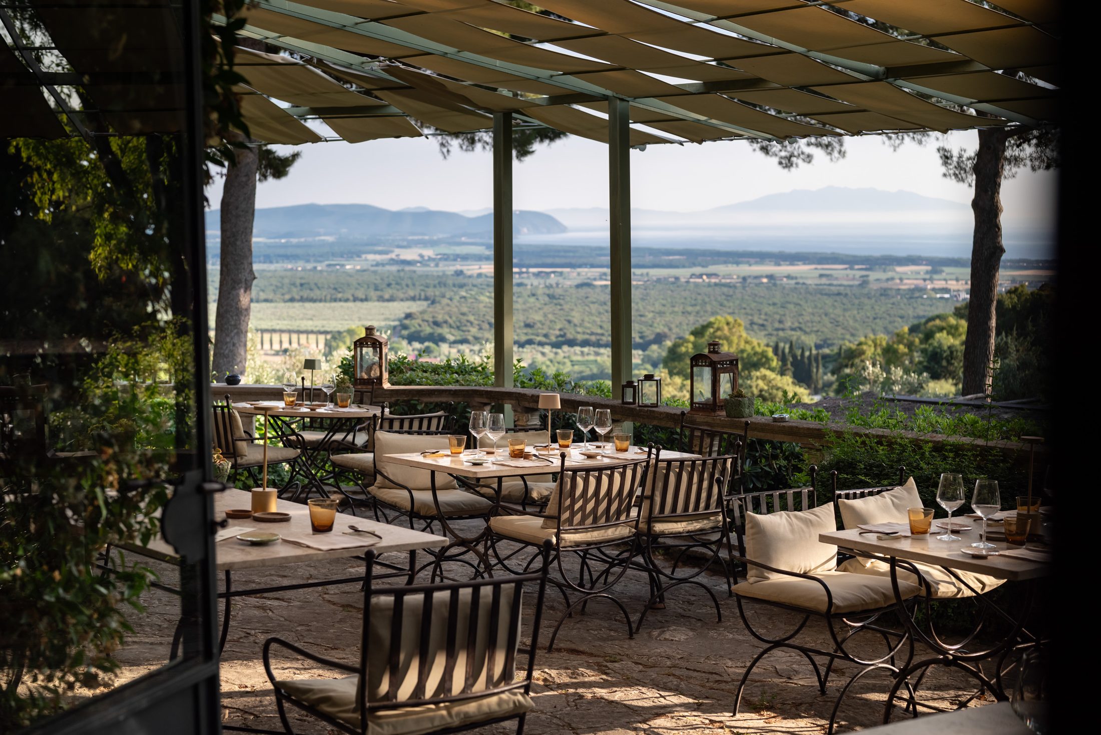 La terrazza panoramica del ristorante Il Sale con vista su mare e colline
