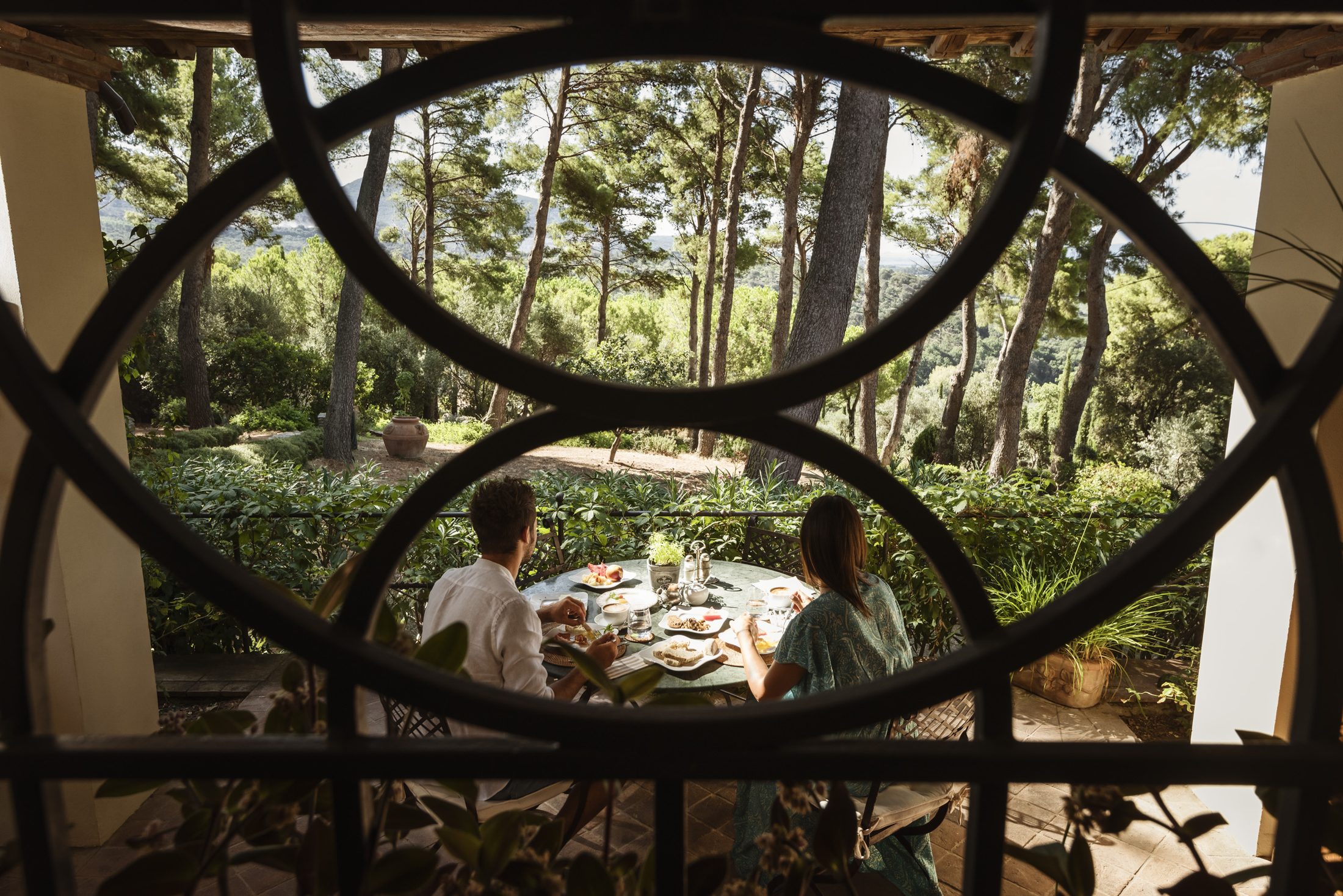 Una cucina toscana di stagione, dove la terra arriva intatta fino alla tavola. – sale window