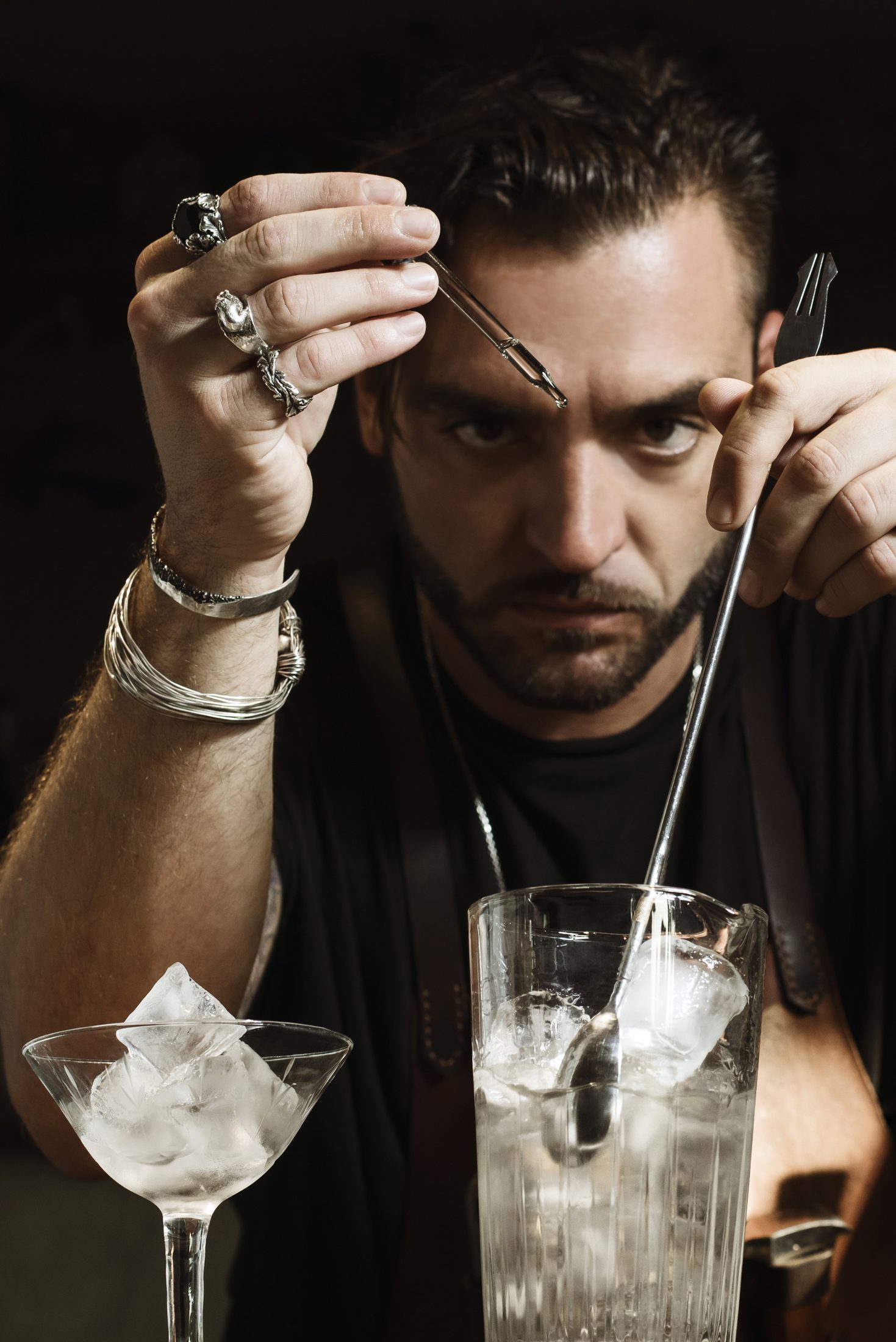 Il barman del SAL8 al lavoro tra gli strumenti di miscelazione