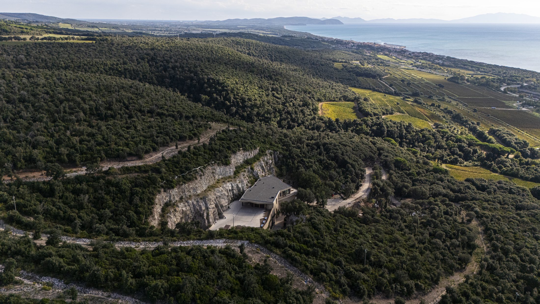 Between Bolgheri and the Val di Cornia, wine is part of the landscape. – c1a