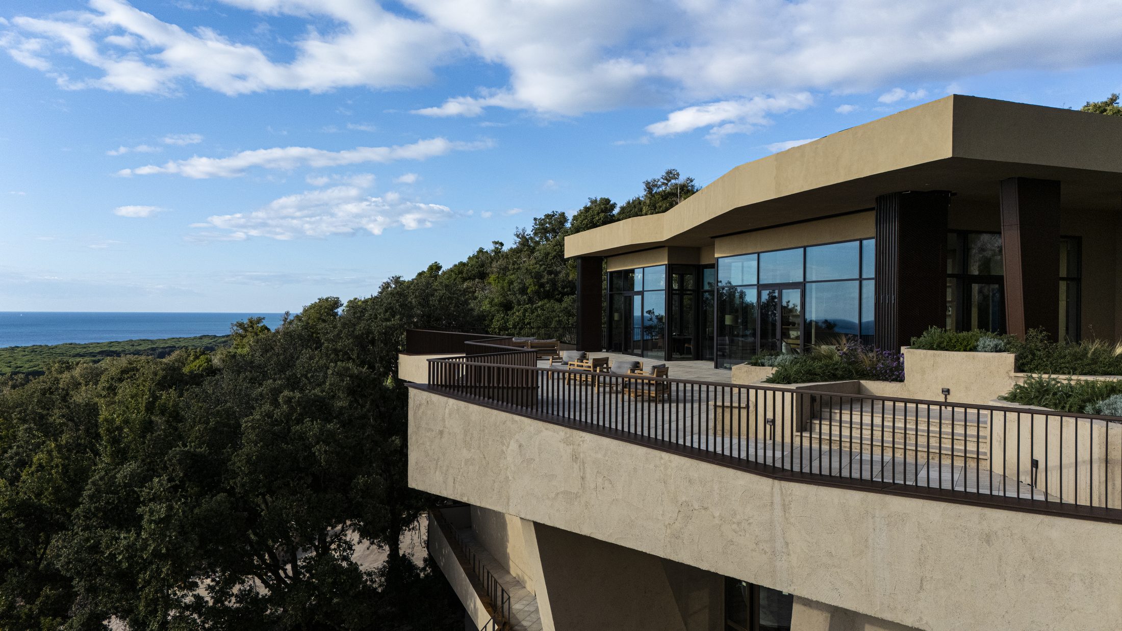 Between Bolgheri and the Val di Cornia, wine is part of the landscape. – c1b