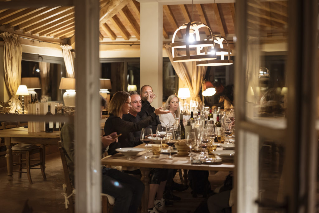 vino-camino-serata-conviviale-tavolo